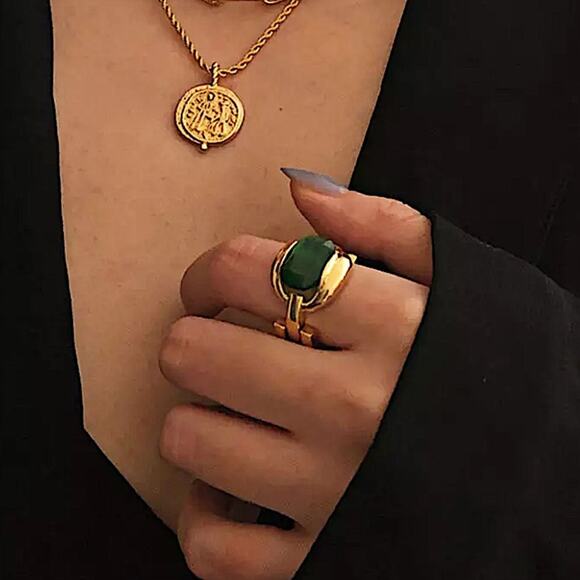 Gold 18k plated emerald green adjustable resizable ring - Picture 11 of 16